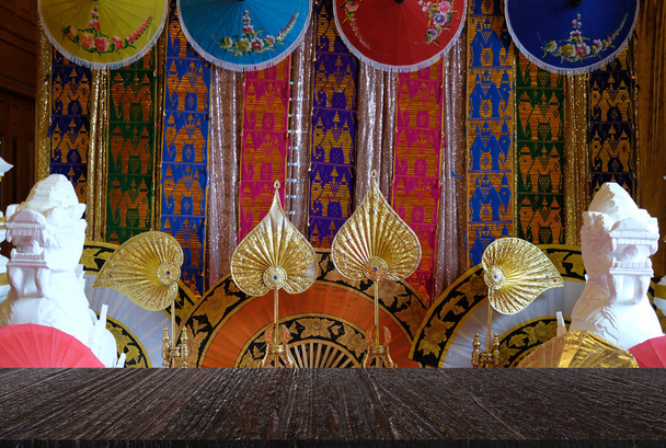 színes hagyományos szövet, papír napernyő & arany rajongó a thaiföldi fa asztal bemutatás termék - Fotó, kép