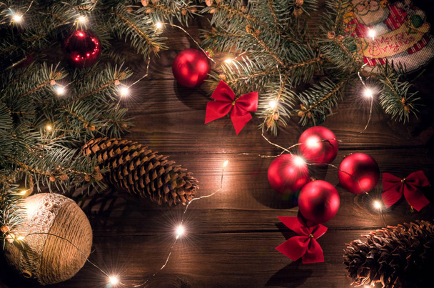 Les branches d'un sapin de Noël naturel avec des cônes, des boules, une guirlande et un jouet du Père Noël créent une ambiance de Noël et une sensation des célébrations à venir
. - Photo, image