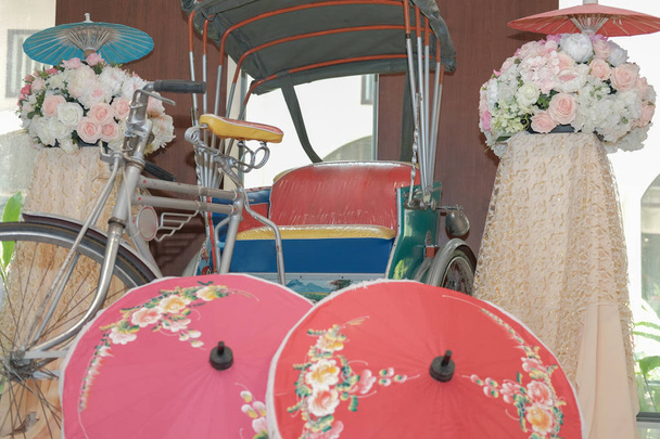 eski vintage retro geleneksel Tay tricylcle ve kağıt şemsiye Tayland - Fotoğraf, Görsel