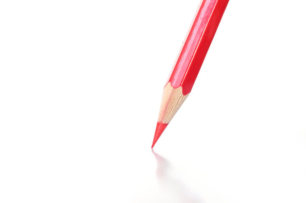 цветные карандаши, рисующие разноцветные на белом фоне
 - Фото, изображение