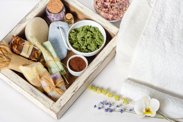 Ručně vyráběné mýdlo s Spa wellness produkty v dřevěné krabičce - Fotografie, Obrázek