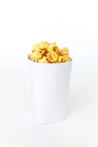 palomitas de maíz caja blanca sobre fondo blanco
 - Foto, imagen