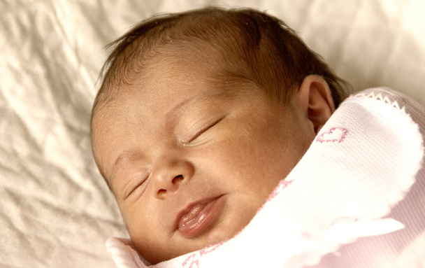 Les premiers jours de vie du nouveau-né. Bébé couché sur le lit, détail sur la bouche
. - Photo, image
