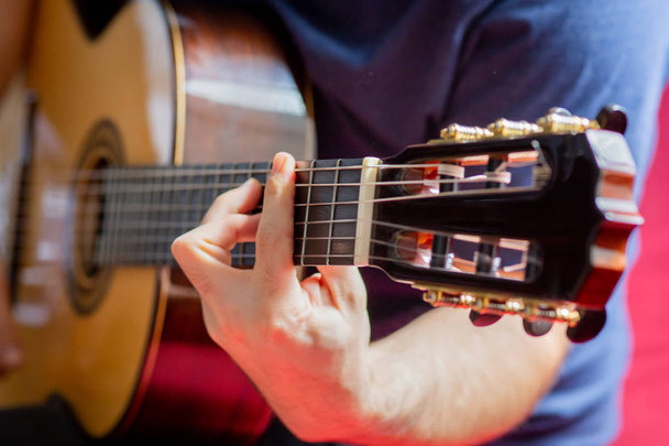 человек играет на акустической гитаре - Фото, изображение