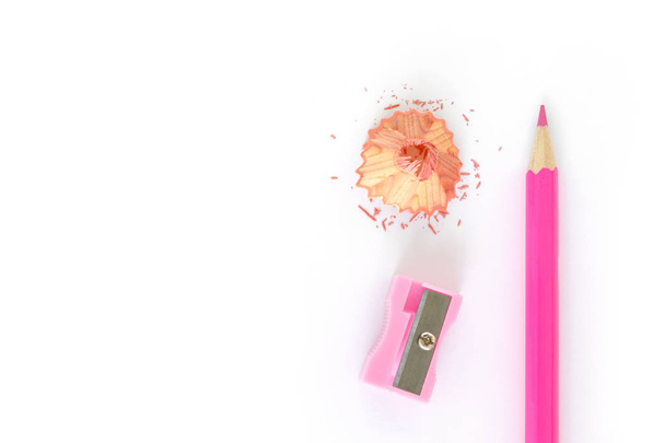 kynät, teroitin parranajo vaaleanpunainen piirustus valkoisella pohjalla
 - Valokuva, kuva