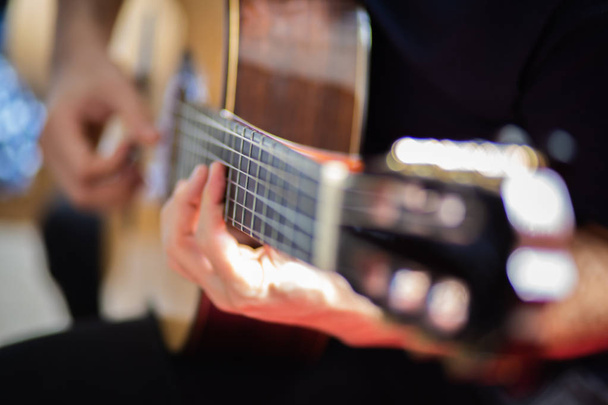 Чоловік грає на акустичній гітарі
 - Фото, зображення