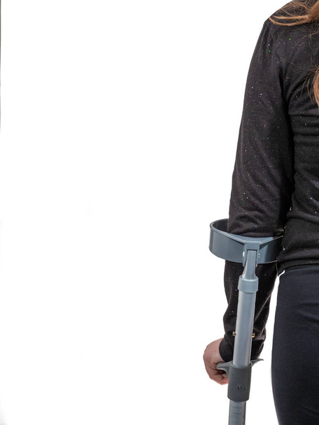 Uma jovem deficiente caminhando com muletas
. - Foto, Imagem