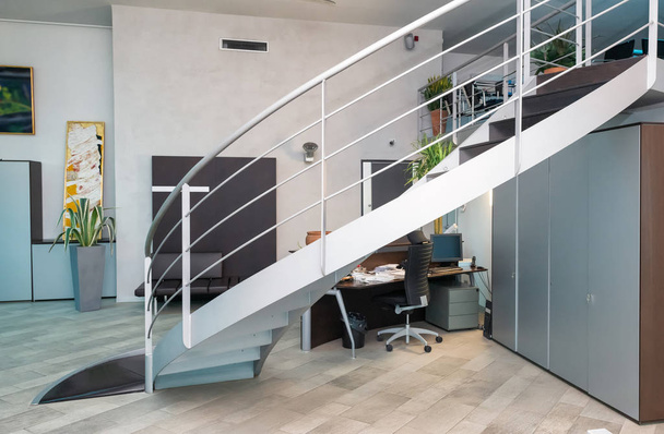 Escalera moderna en sala de centro de negocios
. - Foto, Imagen
