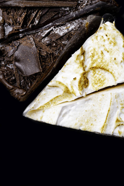 lahodné bílé a hnědé čokoládové dorty na černém pozadí, oslava koncept, kopírovat prostor - Fotografie, Obrázek