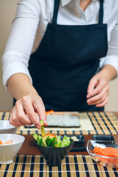 Koch nimmt geschnittene Avocado für Sushi - Foto, Bild