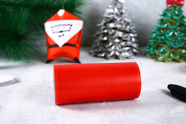 Joulupukki valmistettu wc paperi napa, värillinen paperi, merkki, liima, siima ja puuvilla pad. DIY-lelu joulukuusessa. Käsintehty opas, askel askeleelta. Joulukoriste
 - Valokuva, kuva