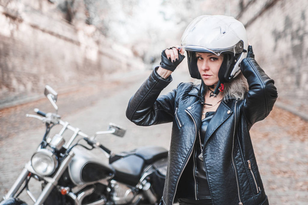 Hermosa mujer con motocicleta al aire libre
.  - Foto, imagen