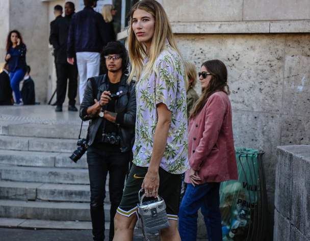PARÍS, Francia- Septiembre 26 2018: Veronika Heilbrunner en la calle durante la Semana de la Moda de París
. - Foto, Imagen
