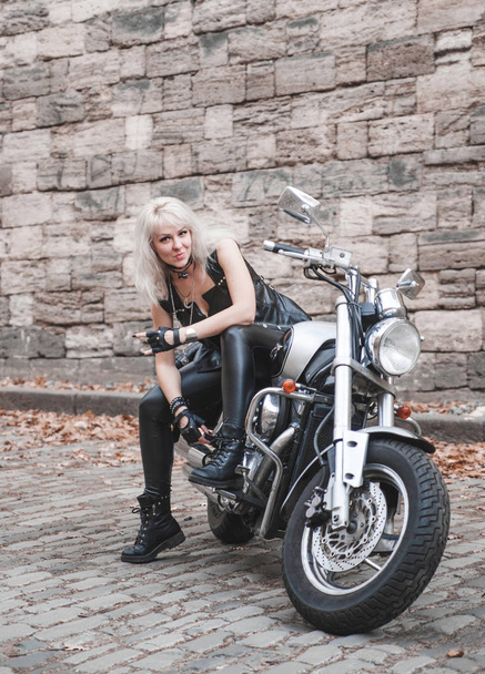 Beautiful biker woman outdoor. - Foto, afbeelding