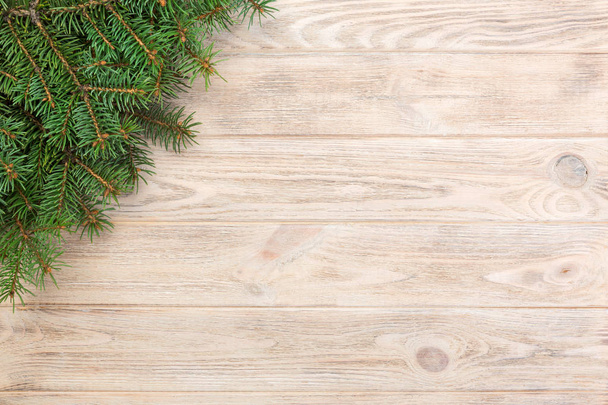 Vánoční šedé dřevěné pozadí s fir tree a kopie prostoru. pohled shora prázdný prostor pro návrh. - Fotografie, Obrázek