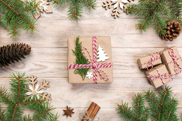 木製のテーブルにモミ ツリーとギフト ボックス クリスマスの背景。あなたのデザインのコピー スペース平面図. - 写真・画像