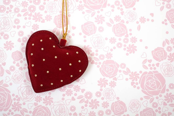 Βελούδινη καρδιά δώρο για διακόσμηση που απομονώνονται σε φλοράλ φόντο - Φωτογραφία, εικόνα