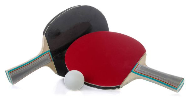 Pingue-pongue. raquetes de tênis de mesa em um fundo isolado branco. Jogo de esporte
 - Foto, Imagem