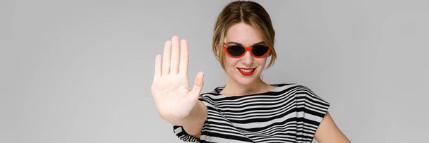 junges Mädchen mit Brille zeigt Handzeichen. - Foto, Bild