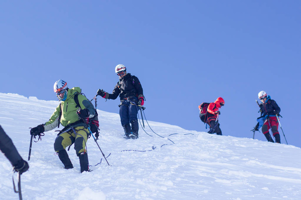 MONT BLANC, RANSKA - ELOKUU 11, 2018: Vuorikiipeilijät kiipeävät Chamonixissa, Ranskassa. Mont Blanc on Alppien korkein vuori
 - Valokuva, kuva