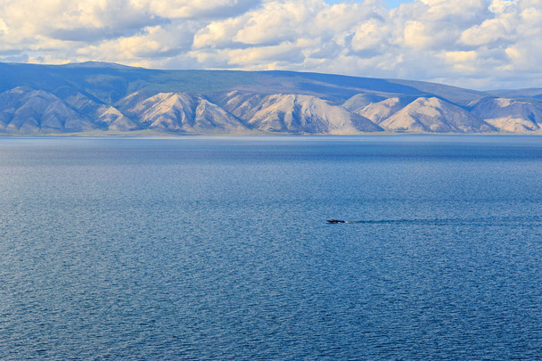 Öböl kis tengeri a Bajkál-tó. A szárazföld a sziget Olkhon kilátás. Oroszország - Fotó, kép