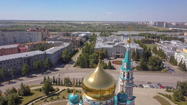 Ο Καθεδρικός Ναός της Κοίμησης της Θεοτόκου, πανοραμική θέα της πόλης. Omsk, Ρωσική Ομοσπονδία, από Dron   - Φωτογραφία, εικόνα