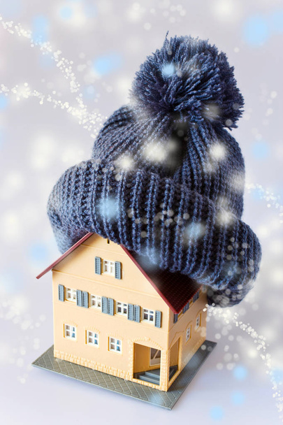 ház télen - fűtési rendszer fogalma és hideg havas Időjárás modell egy ház - Fotó, kép