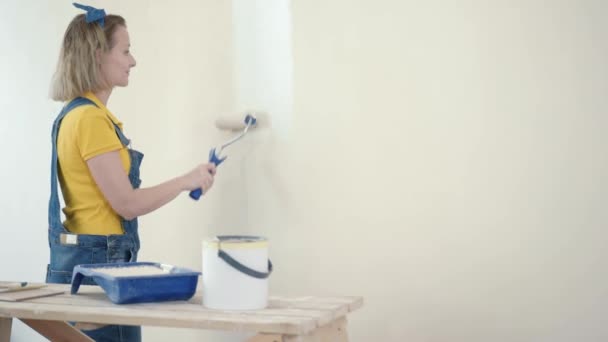 Young woman makes repairs - Video, Çekim
