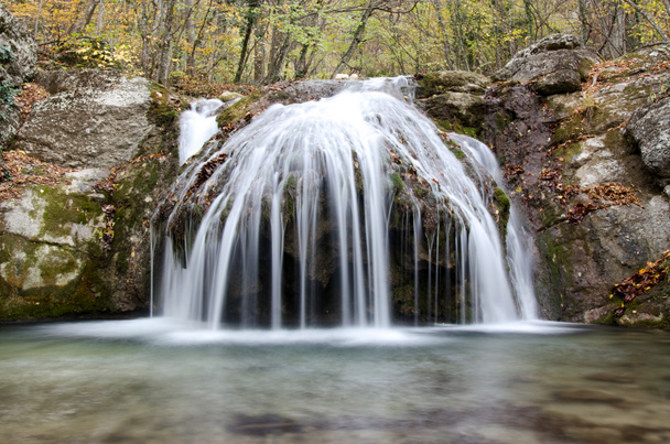 Jesienne wodospad i kamienie w lesie żółty - Zdjęcie, obraz