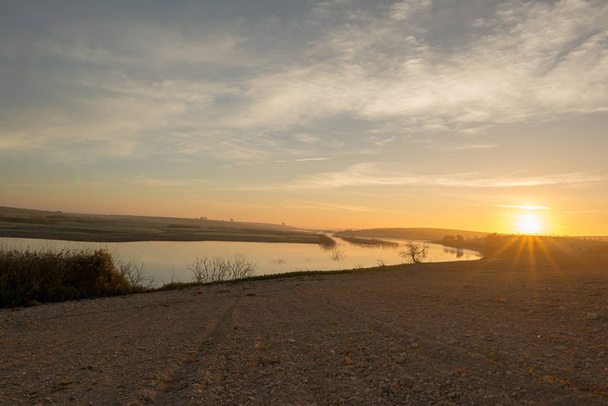 die Sonne im Morgengrauen am Fluss Guadiana, Spanien - Foto, Bild