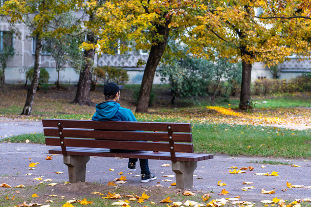 Back view of man on a bench, lonely man in a park. - Foto, Imagem