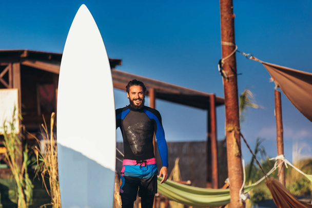 profesyonel sörfçü bir sörf tahtası holding - Fotoğraf, Görsel