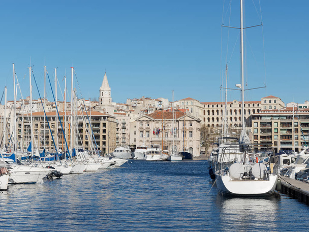 Mairie de Marseille vue de l'autre côté du port avec des bateaux au premier plan, France
 - Photo, image