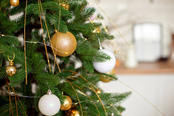 背景にライトがクリスマス ツリーの枝ボール デコレーション正月ボケ味を持つ. - 写真・画像