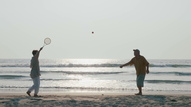 ビーチで太極拳気球ボールを弾いてアクティブ シニア カップル. - 映像、動画