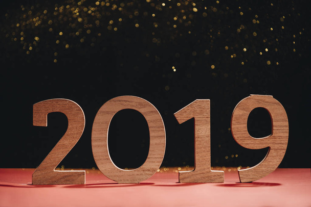 houten nummer 2019 Happy New Year op donkere glitter achtergrond - Foto, afbeelding