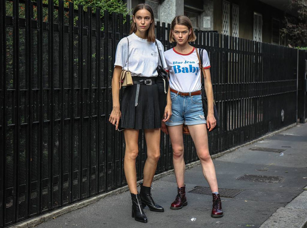 Milan, İtalya - 19 Eylül 2018: modelleri Josephine Adam ve Jessica Furhmann Milano Moda Haftası sırasında sokakta. - Fotoğraf, Görsel