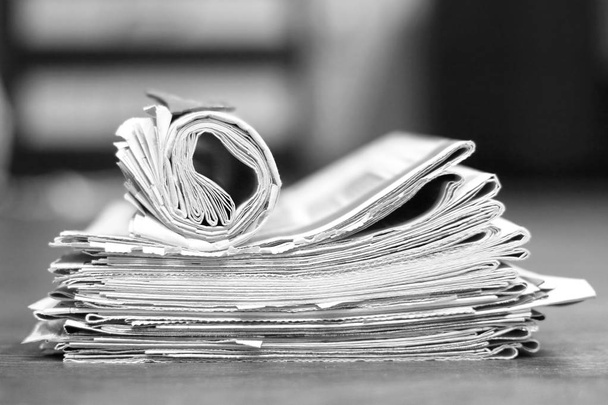 Gazeteler, günlük gazeteler yığını katlanmış ve içinde yığılmış yığın devirdi. Haber günlüklerle yığını. Haber başlıkları ve yazdırma sayfaları makaleler  - Fotoğraf, Görsel