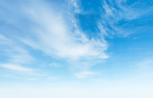 голубое небо с облаком - Фото, изображение