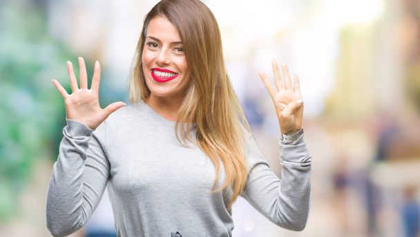 junge schöne Arbeiterin Geschäftsfrau über isolierten Hintergrund zeigt und zeigt mit den Fingern Nummer neun, während sie selbstbewusst und glücklich lächelt. - Foto, Bild