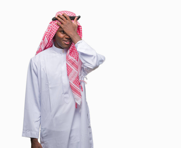 孤立した背景の間違い、頭の上の手に驚いて上従来のクーフィーヤを着てアラビア アフリカ青年は、エラーを覚えています。忘れてしまった、悪い記憶の概念. - 写真・画像