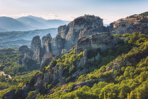 Panoráma: a Meteora-sziklák, a kolostor, a Thesszália-völgy és a hegyek, a gyönyörű táj, Görögország - Fotó, kép