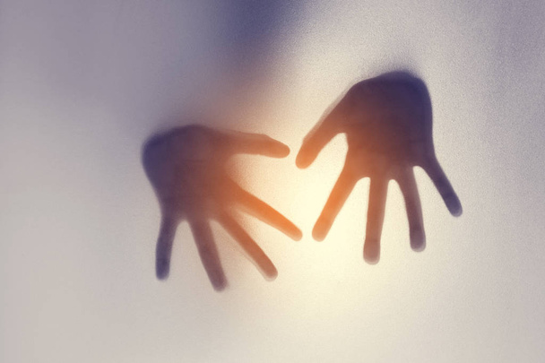 das Konzept des Schattens der Hand hinter Milchglas - Foto, Bild