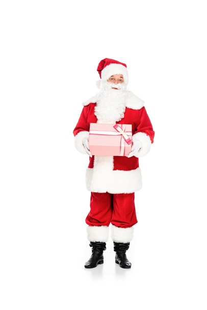 emotionele Kerstman geschenkdoos houden en kijken naar camera geïsoleerd op wit - Foto, afbeelding