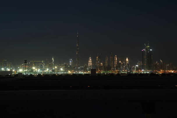 Στον ορίζοντα του Ντουμπάι τη νύχτα από Al Meydan περιοχή, στο κέντρο του Ντουμπάι και Business Bay area - Φωτογραφία, εικόνα