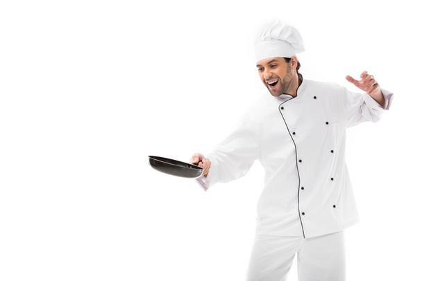 cocinero joven sonriente con sartén aislada en blanco
 - Foto, imagen