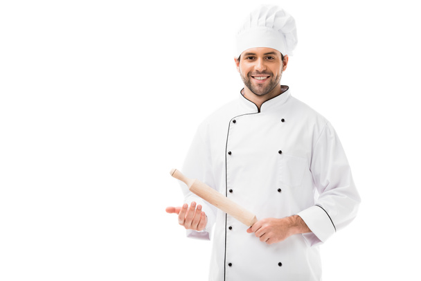 souriant jeune chef tenant rouleau à pâtisserie et regardant la caméra isolée sur blanc
 - Photo, image