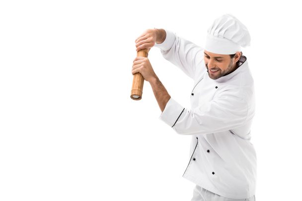 усміхнений молодий шеф-кухар з бамбуковим млином ізольовано на білому
 - Фото, зображення