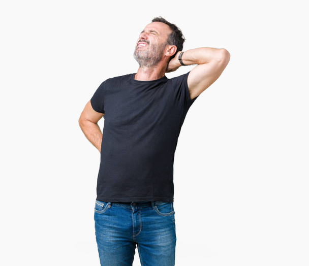 Красивый пожилой седой мужчина среднего возраста на изолированном фоне, страдающий от травмы шеи, касающейся шеи рукой, мышечной боли
 - Фото, изображение