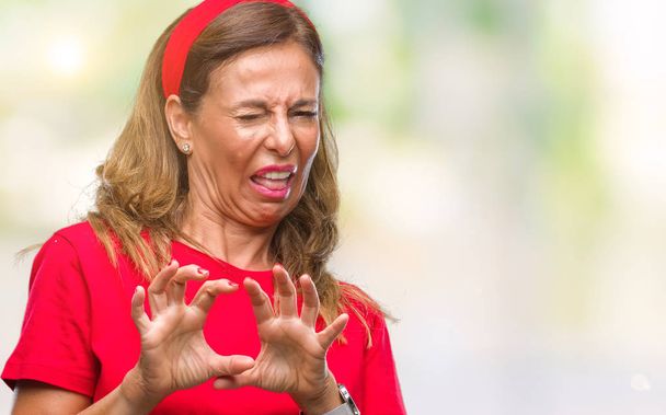 Orta yaş izole arka plan üzerine İspanyol kadın kıdemli tiksinti ifadesi, memnun ve korkulu tiksinti yüz yapıyorsun çünkü nefret tepki. Elleriyle kaldırdı. Sinir bozucu kavramı. - Fotoğraf, Görsel